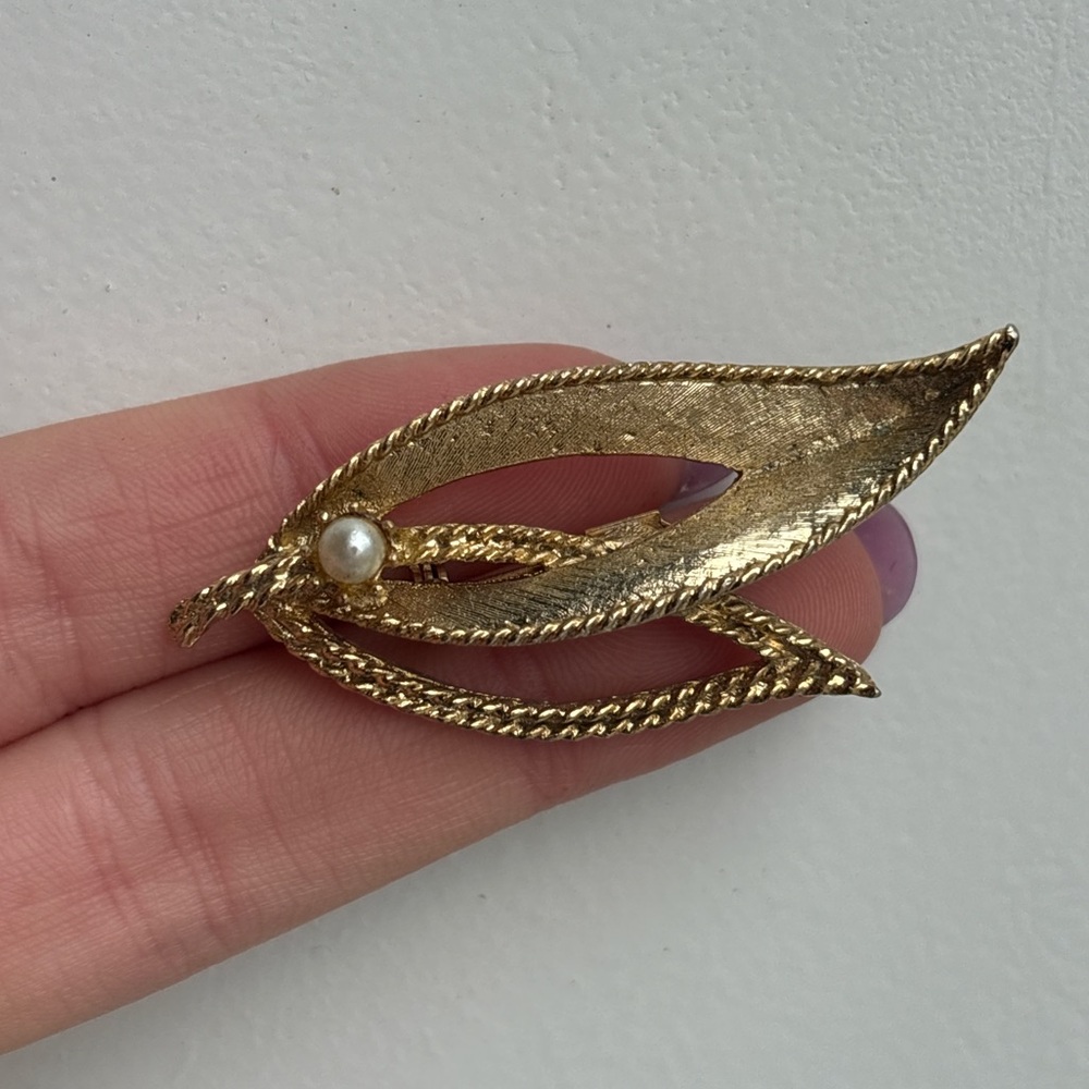Vintage Gold Textured Leaf Brooch Pin with Pearl Accent - Picture 4 of 5